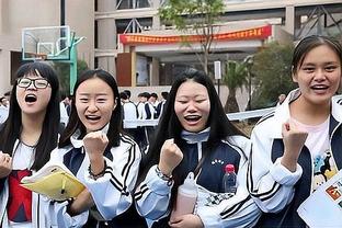 曼联夺冠瞬间，甲亢哥抱着韩国女友疯狂庆祝